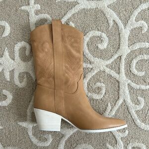 Cowgirl boots in tan with white heel